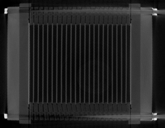CT-Abbildung eines 1 kW Zellstapels für Redox-Flow-Batterien mit schrägen Zellrahmen und Dichtungsproblemen an Bipolarplatten und Rahmen