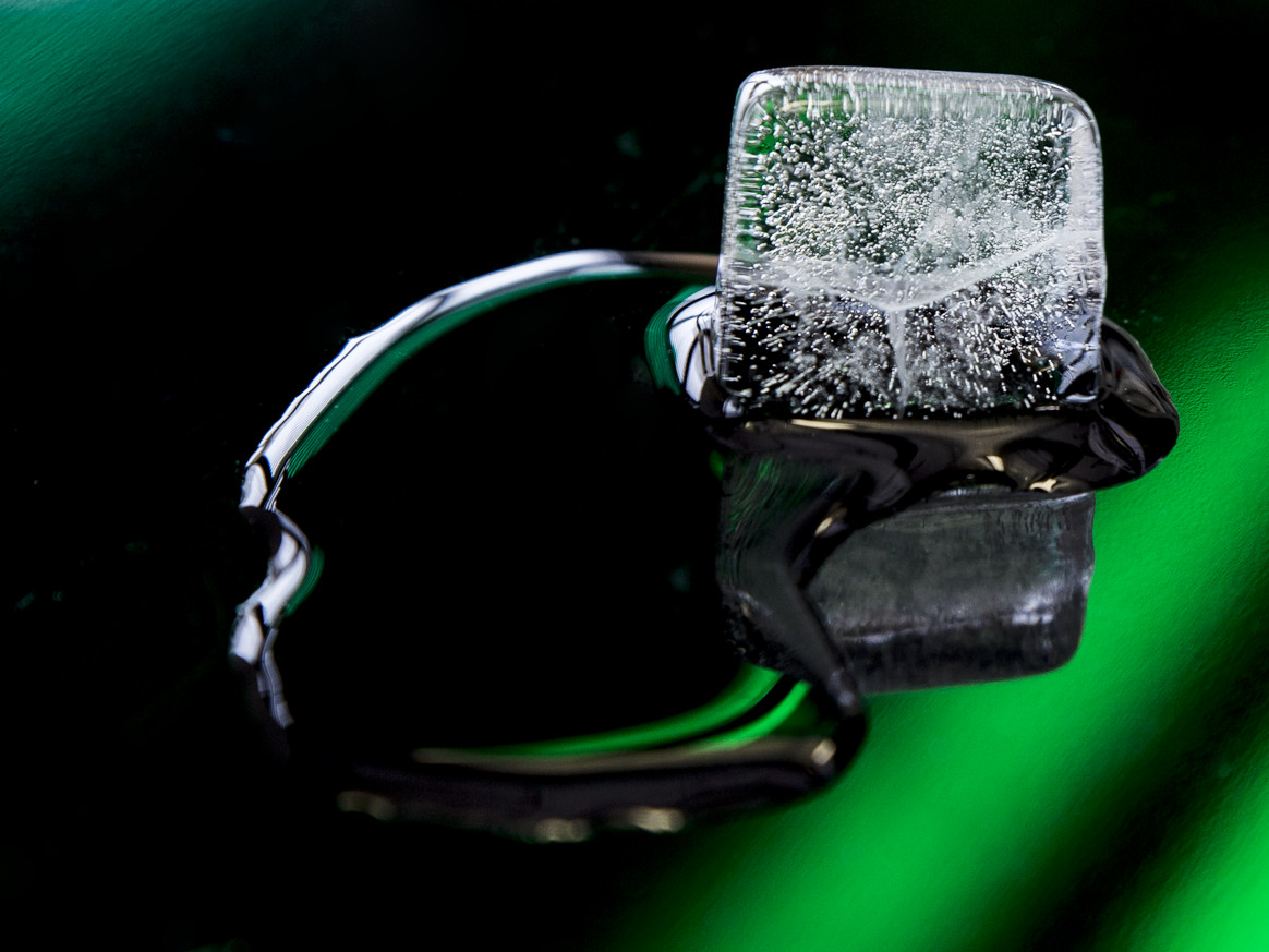 Der schmelzende Eiswürfel stellt das Speicherprinzip von Latentwärmespeichern da. Der Phasenwechsel von Eis/Wasser liegt bei 0 °C.