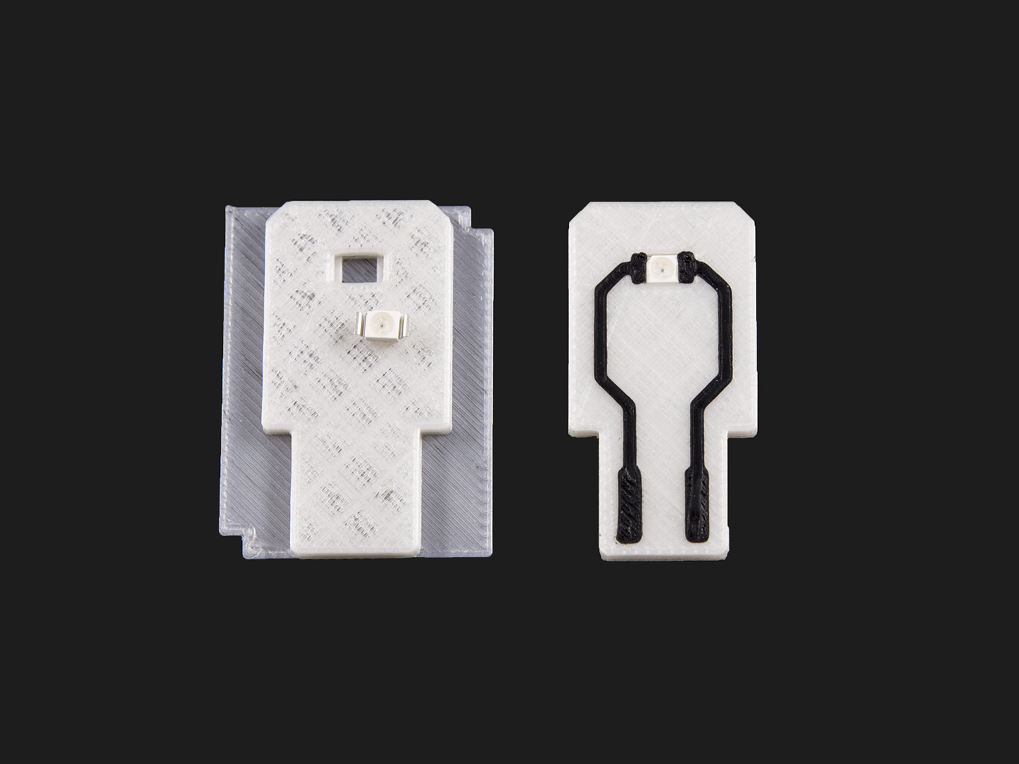 Im 2-Komponenten 3D-Druck hergestellter USB-Stick mit integrierter elektrisch leitfähiger Leiterbahn und einer LED
