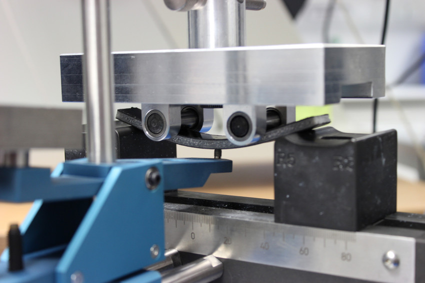4-Punkt-Biegeprüfung eines thermoplastischen Schaumsandwich-Bauteils