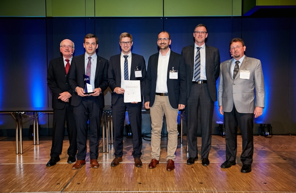 Philipp Rosenberg (zweiter von links) vom Fraunhofer ICT erhält zusammen mit Martin Kothmann von der Audi AG (dritter von links) den AVK Innovationspreis 2017 in der Kategorie »Innovative Prozesse und Verfahren«