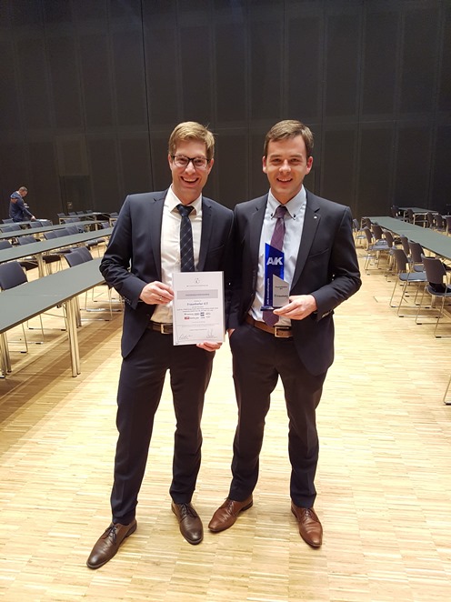Mit Urkunde und Auszeichnung: links: Martin Kothmann von der Audi AG, rechts: Philipp Rosenberg, Projektleiter am Fraunhofer ICT. Mit Urkunde und Auszeichnung: links: Martin Kothmann von der Audi AG, rechts: Philipp Rosenberg, Projektleiter am Fraunhofer ICT.