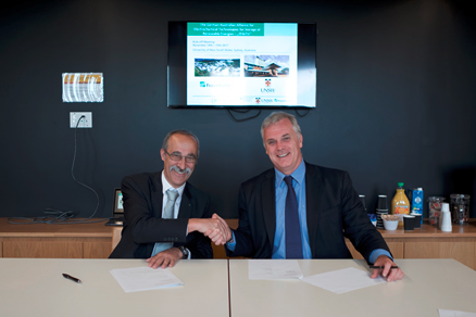 Unterzeichnung der Vereinbarung von Dr. Eckart Bierdümpel, Fraunhofer (links), und UNSW-Dekan Professor Mark Hoffman (rechts) in Sydney
