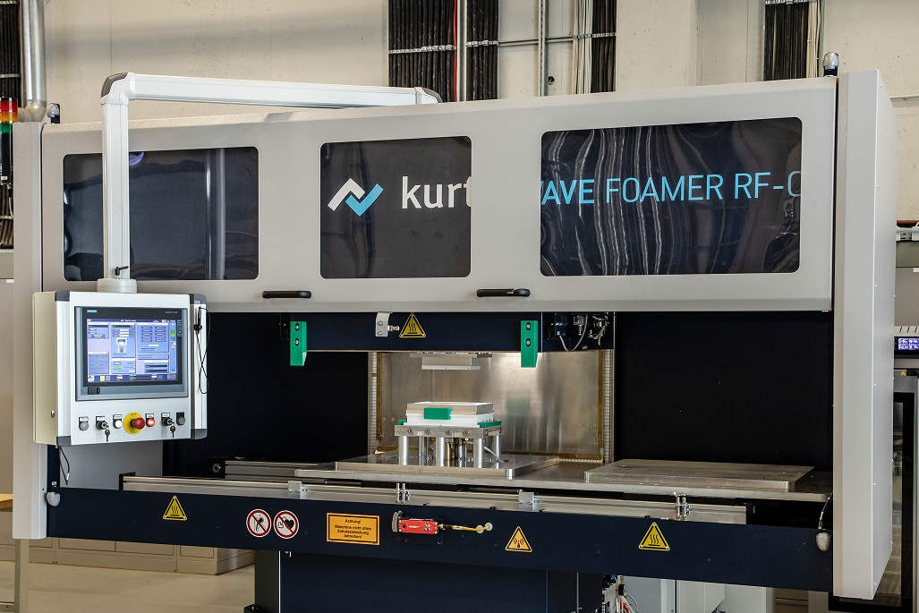 Neue Anlage am Fraunhofer ICT: Radiofrequenz-Formteilautomat 