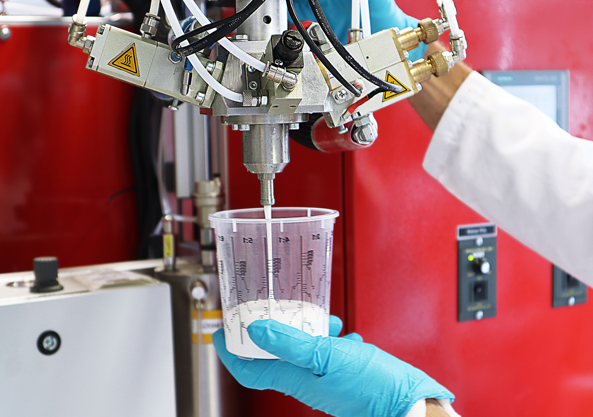 Die synthetisierten Formgedächtnispolymere werden auf speziellen Reaktivschäumanlagen verarbeitet. Die synthetisierten Formgedächtnispolymere werden auf speziellen Reaktivschäumanlagen verarbeitet.