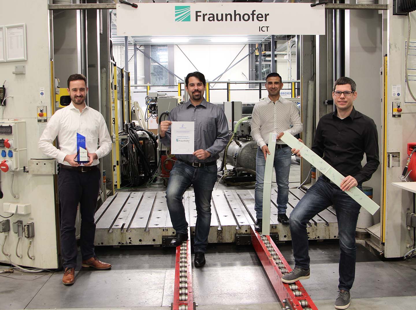 Forscher im Bereich Kunststofftechnik des Fraunhofer ICT nehmen den AVK-Innovationspreis in der Kategorie »Forschung und Wissenschaft« entgegen. Forscher im Bereich Kunststofftechnik des Fraunhofer ICT nehmen den AVK-Innovationspreis in der Kategorie »Forschung und Wissenschaft« entgegen.
