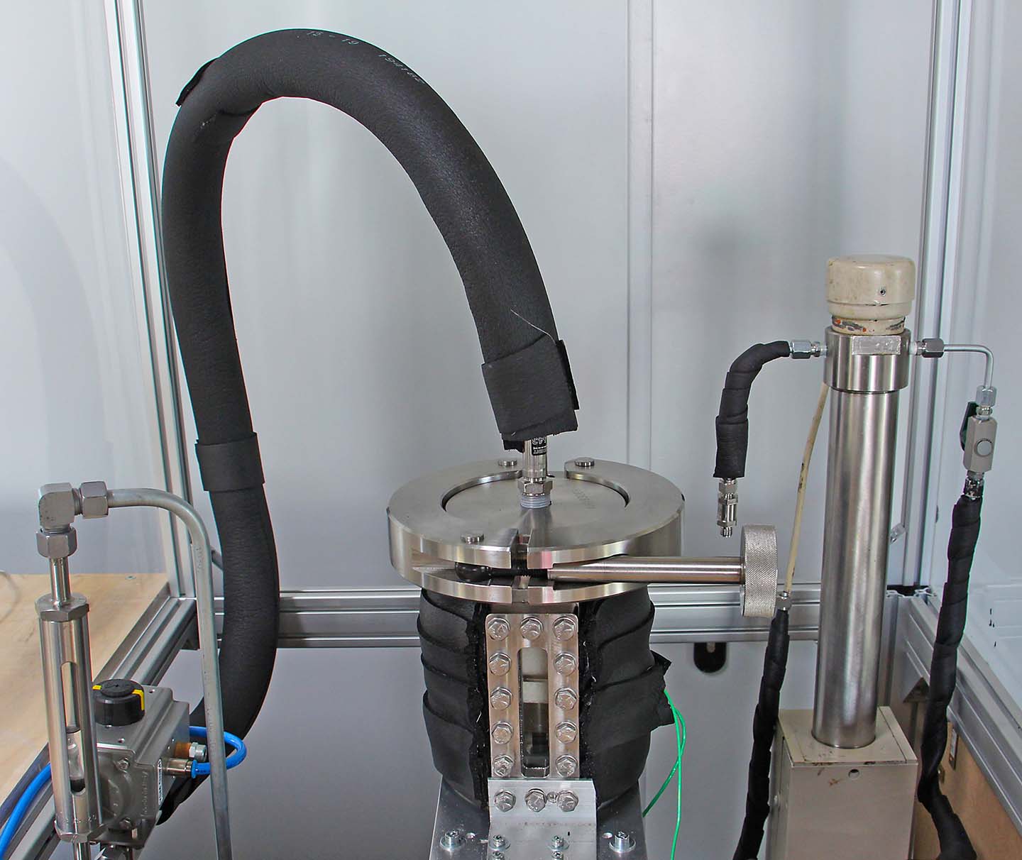 Temperierbarer hydrostatischer Druckprüfstand Temperierbarer hydrostatischer Druckprüfstand