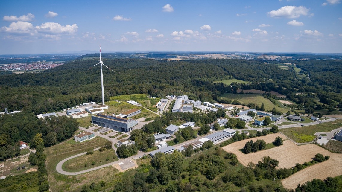 Campus des Fraunhofer-Instituts für Chemische Technologie ICT mit 2 MW Windenergieanlage und Großbatterie