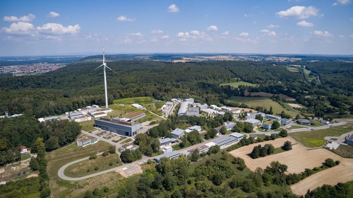 Campus des Fraunhofer-Instituts für Chemische Technologie ICT mit 2 MW Windenergieanlage und Großbatterie Campus des Fraunhofer-Instituts für Chemische Technologie ICT mit 2 MW Windenergieanlage und Großbatterie