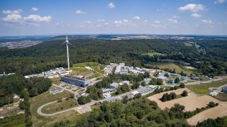 Campus des Fraunhofer-Instituts für Chemische Technologie ICT mit 2 MW Windenergieanlage und Großbatterie Campus des Fraunhofer-Instituts für Chemische Technologie ICT mit 2 MW Windenergieanlage und Großbatterie