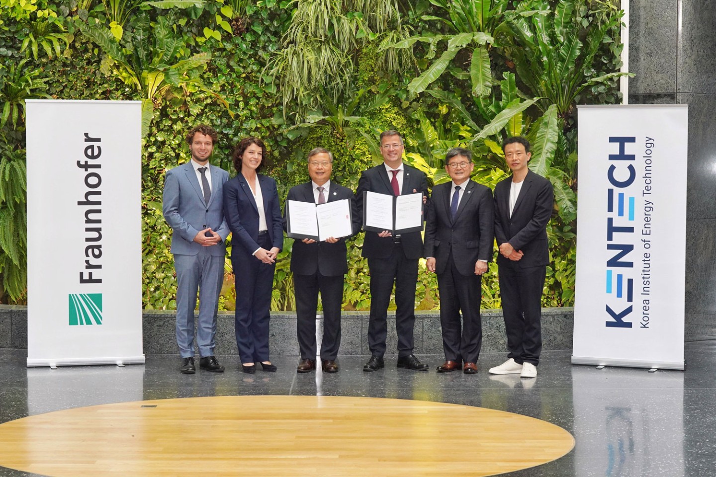 Nach der Vertragsunterzeichnung in Berlin (von links): Dr. Klemens Ilse (stellv. Direktor FIP und Gruppenleiter »Materialdiagnostik für H2-Technologien« am Fraunhofer IMWS), Prof. Dr. Erica Lilleodden (Institutsleiterin Fraunhofer IMWS), Prof. Dr. Euijoon Yoon (Präsident KENTECH), Prof. Dr. Axel Müller-Groeling (Vorstand der Fraunhofer-Gesellschaft e.V. – Forschungsinfrastrukturen und Digitalisierung), Prof. Dr. Chinho Park (Vizepräsident für Forschung und Dekan des KENTECH-Instituts), Prof. Dr. Jihyun Hwang (FIP Geschäftsführer, KENTECH) Nach der Vertragsunterzeichnung in Berlin (von links): Dr. Klemens Ilse (stellv. Direktor FIP und Gruppenleiter »Materialdiagnostik für H2-Technologien« am Fraunhofer IMWS), Prof. Dr. Erica Lilleodden (Institutsleiterin Fraunhofer IMWS), Prof. Dr. Euijoon Yoon (Präsident KENTECH), Prof. Dr. Axel Müller-Groeling (Vorstand der Fraunhofer-Gesellschaft e.V. – Forschungsinfrastrukturen und Digitalisierung), Prof. Dr. Chinho Park (Vizepräsident für Forschung und Dekan des KENTECH-Instituts), Prof. Dr. Jihyun Hwang (FIP Geschäftsführer, KENTECH)