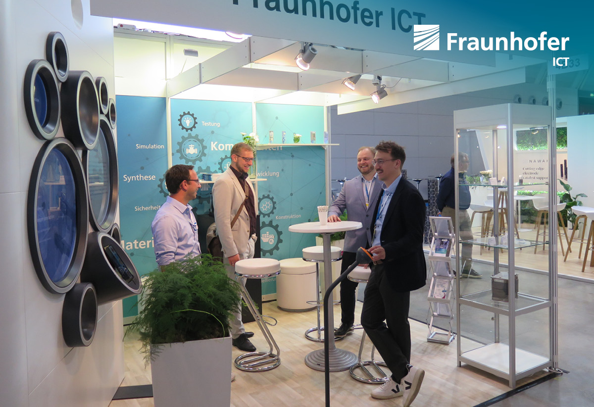 Von links: Stefan Benz, Stefan Bürger, Niels Urban und Amadeus Wolf am Stand des Fraunhofer ICT auf der hy-fcell 2024 in Stuttgart.