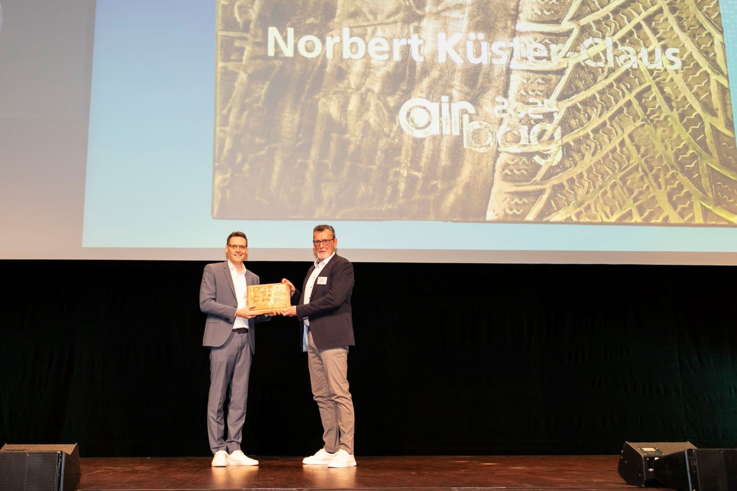 AIRBAG-Chairman Lars-Fredrik Berg (links) übergibt den AIRBAG-Award an Nobert Küster-Claus.