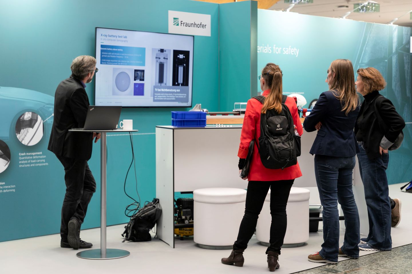 Auch der Veranstalter des Symposiums, das Fraunhofer-Institut für Chemische Technologie ICT aus Pfinztal und das Freiburger Schwesterinstitut Fraunhofer EMI, zeigten ihre Forschungsergebnisse als Aussteller auf der AIRBAG 2024.