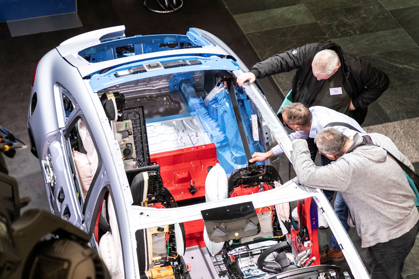 AIRBAG 2024: Schnittmodell am Mercedes-Messestand.