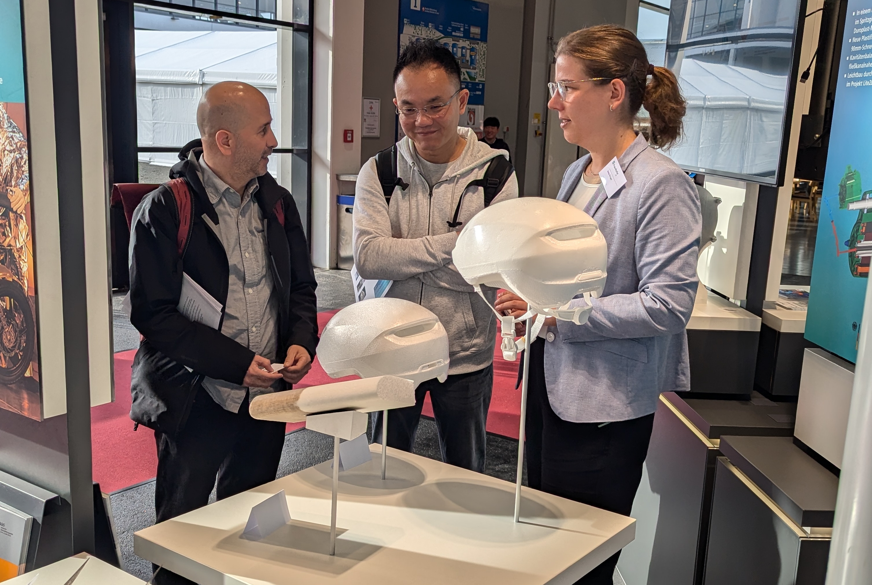 Fahrradhelm aus EPLA, ausgestellt am ICT-Stand auf der FAKUMA 2024.