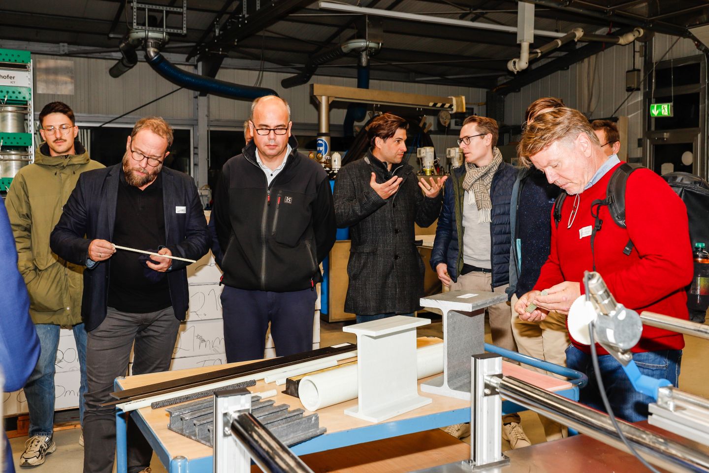 Die Teilnehmer des Technologietags Leichtbau erhielten im Rahmen einer TechTour Einblicke in die industrielle Forschungsumgebung des Fraunhofer ICT.