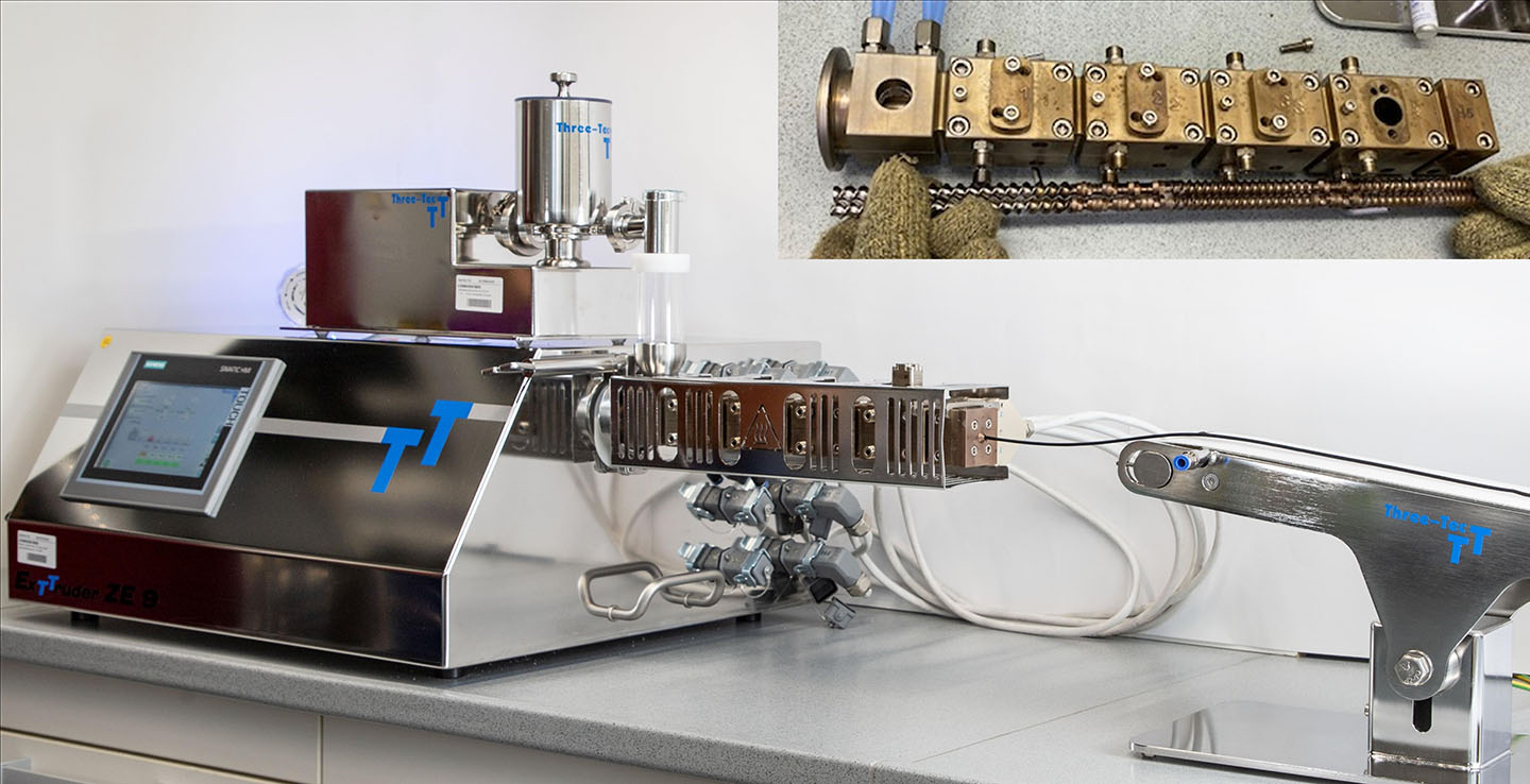 Das Basispolymer zur Herstellung der Polymercompounds ist recht teuer. Um mit geringen Materialmengen arbeiten zu können, kommt ein 9 mm Mini-Doppelschneckenextruder mit konfigurierbarem, gleichläufigen Doppelschneckenpaar und austauschbarem, individuell konfiguriertem L/D 40:1 Barrel zum Einsatz.