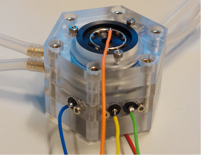 Funktionsmuster auf industriellem Niveau des PhosphatPlatt-formPlus-Sensors zur Verwendung in Analysatoren der Firma Gebrüder Heyl Funktionsmuster auf industriellem Niveau des PhosphatPlatt-formPlus-Sensors zur Verwendung in Analysatoren der Firma Gebrüder Heyl
