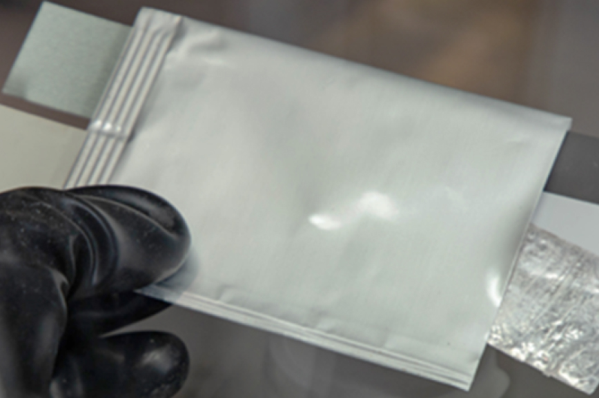 Modell einer Pouchzelle mit Kathode, polymer-keramischem Festelektrolyten und Natriummetall-Anode