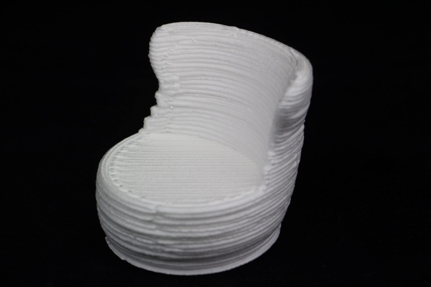 Passgenaues im 3D-Druck hergestelltes Schaumverpackungsmaterial schützt effektiv vor Transportschäden. Beispiele hierfür sind Verpackungen für Sondermaschinen, spezielle Ersatzteile und andere maßgeschneiderte Produkte