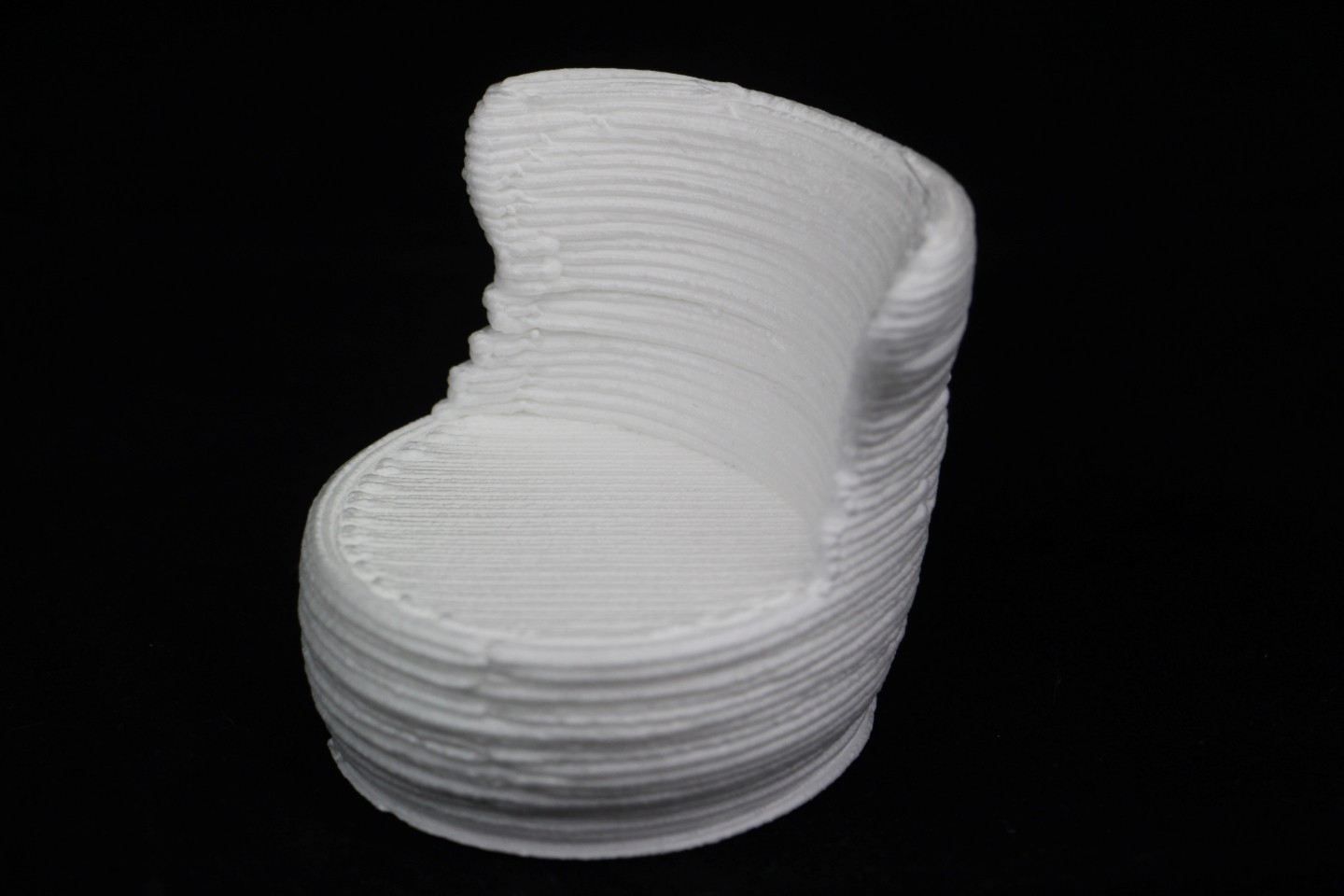 Passgenaues im 3D-Druck hergestelltes Schaumverpackungsmaterial schützt effektiv vor Transportschäden. Beispiele hierfür sind Verpackungen für Sondermaschinen, spezielle Ersatzteile und andere maßgeschneiderte Produkte.