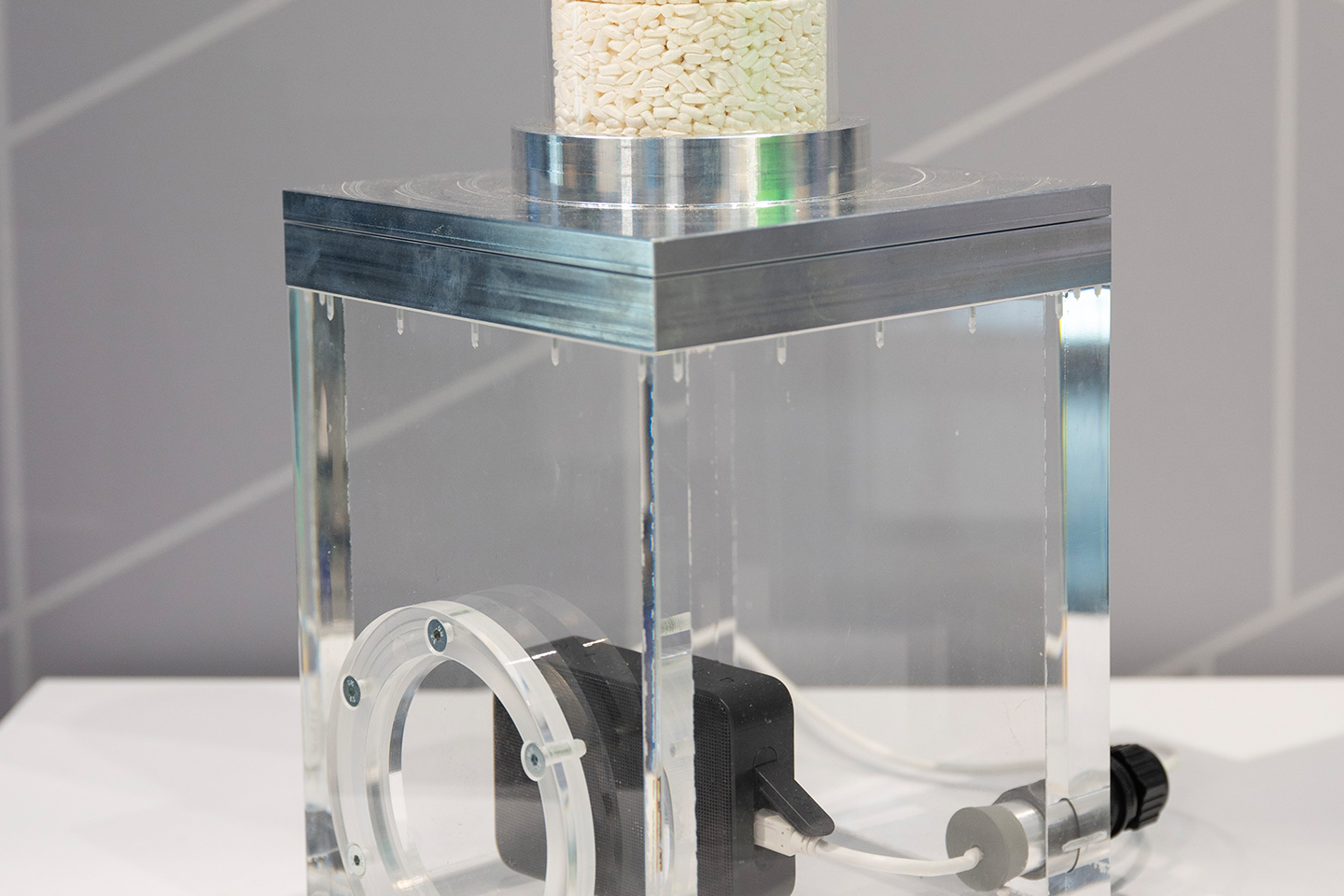 Das Projekt »Polymer Akustik« hat zum Ziel, die Schallemission von Geräten mit Kunststoffgehäuse durch gezielte Materialwahl und konstruktive Maßnahmen zu reduzieren. Im Versuchsaufbau werden unterschiedliche akustische Materialien demonstriert.  