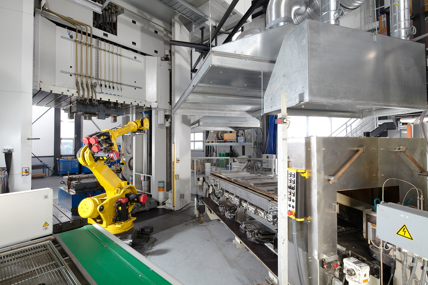 LFT-A-Anlage am Fraunhofer ICT zur Herstellung genarbter Oberflächen aus Polycarbonat.