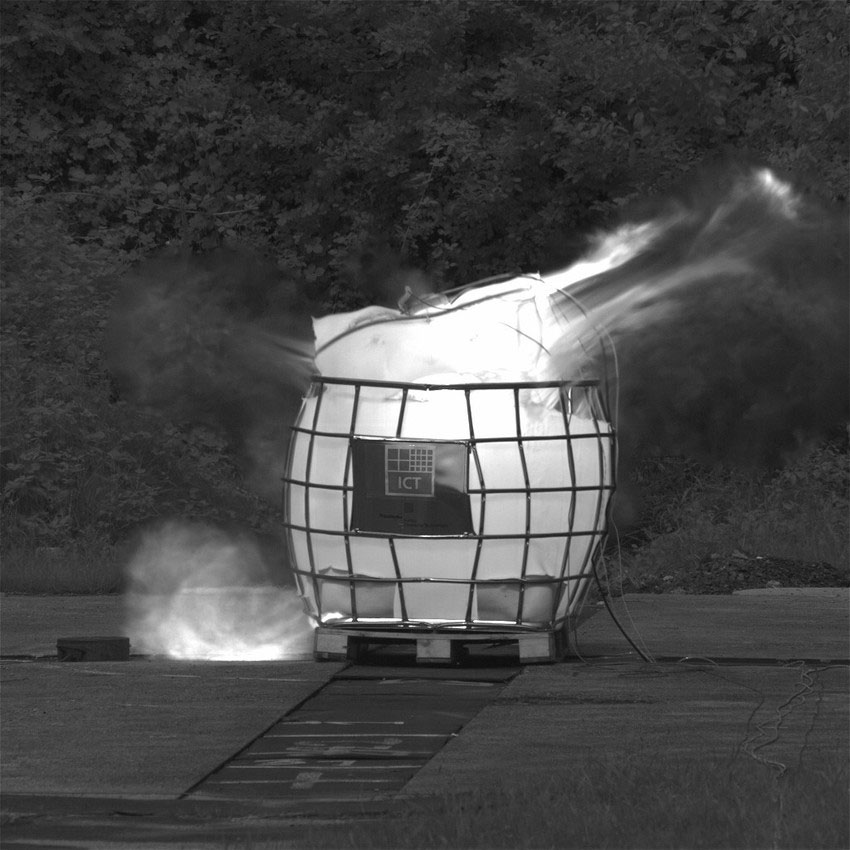 Outdoor test site; here: 30g hydrogen ignited as a stoichiometric hydrogen-air mixture in a standard IBC container