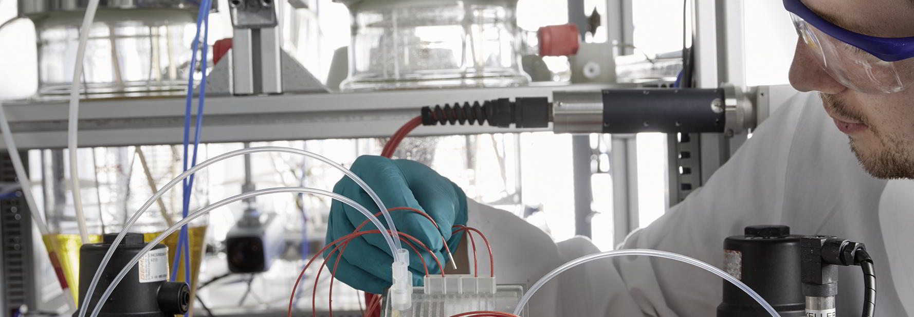 Spacially resolved spectroscopic process analysis in microreactors using fiber optics