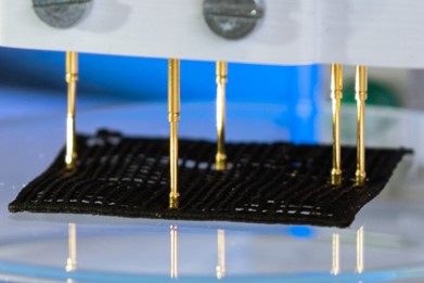 Conductivity test of an electronically and protonically conductive lattice structure produced by additive manufacturing.