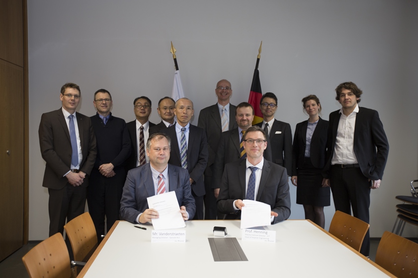 Pieter Vanderstraeten, CEO of Vyncolit (left) and Frank Henning, Dept. Director Fraunhofer ICT and Director Polymer Engineering signing the contract
