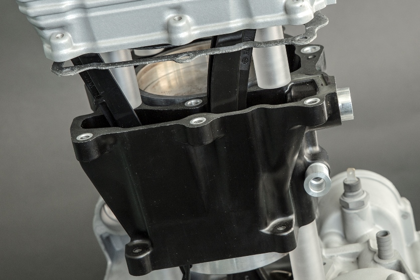 Engine with cylinder housing made of Sumitomo Bakelite Co., Ltd. materials Engine with cylinder housing made of Sumitomo Bakelite Co., Ltd. materials