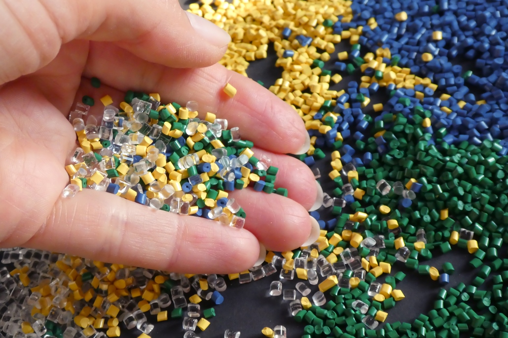 Colorful mixture of plastic granules: A colorful mix of materials is problematic for sort-ing and recycling technologies.