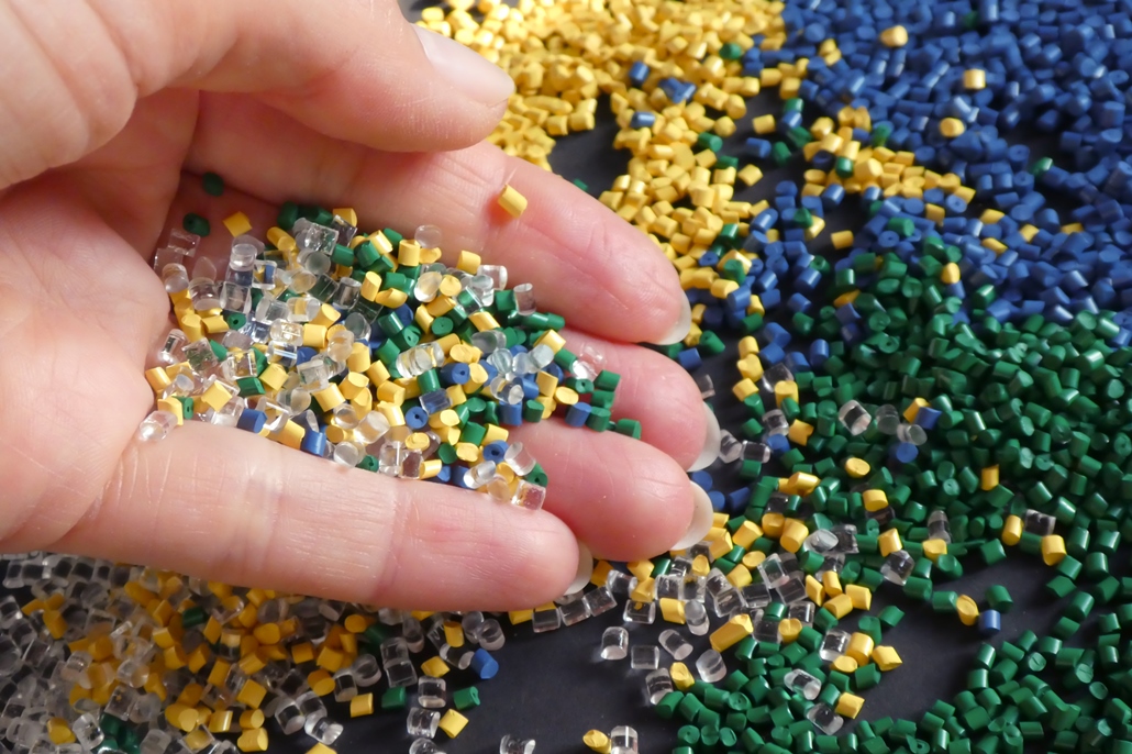 Colorful mixture of plastic granules: A colorful mix of materials is problematic for sort-ing and recycling technologies. Colorful mixture of plastic granules: A colorful mix of materials is problematic for sort-ing and recycling technologies.