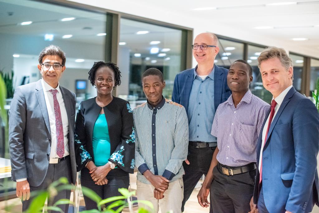 von links nach rechts: Arshad Rab, EOSD, Particia Ojangole, UDB, Dr. Stefan Tröster, Fraunhofer ICT, Dr. Frank Mentrup, OB Karlsruhe, Studenten aus Kampala: Martin Mugisha, Bakisuula Dalton